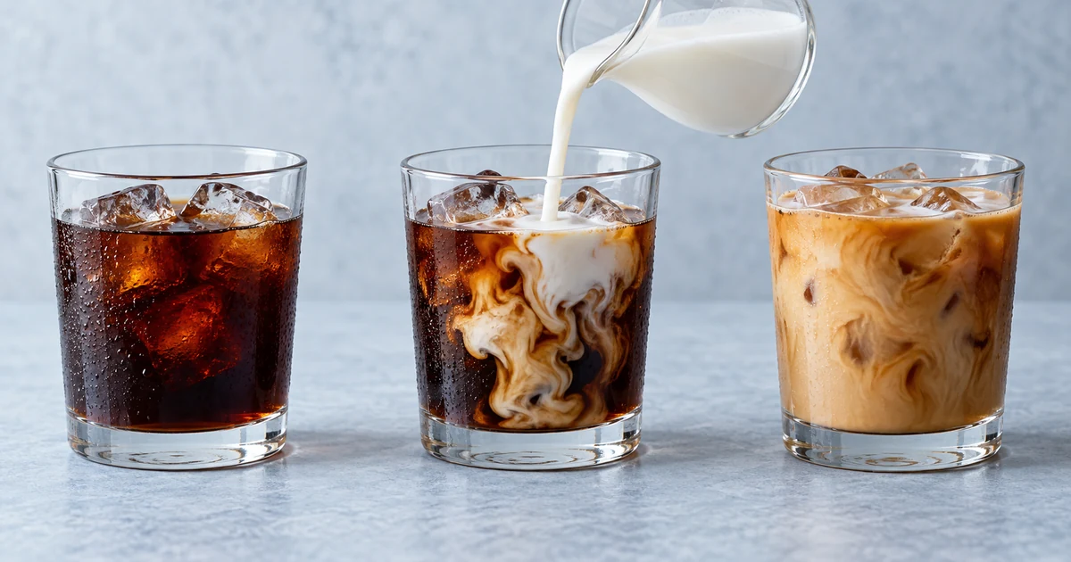 アイスコーヒーに冷たい牛乳を少しずつ注ぐ様子